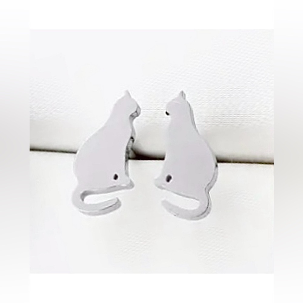 NEW Dainty Cat stud Earrings Silver color - Boutique